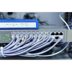 PoE для бизнеса: свобода подключения и экономия ресурсов PoE для бизнеса: свобода подключения и экономия ресурсов